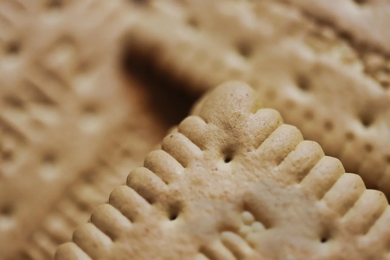 Biscotti di varie marche con etichette evidenziate, simbolo delle peggiori scelte al supermercato.